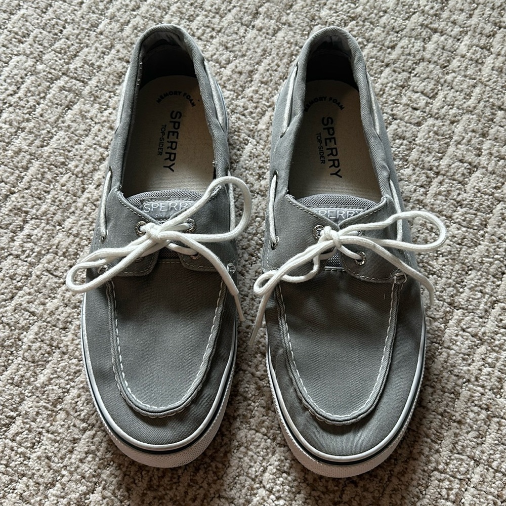 Sperry tennis shoe